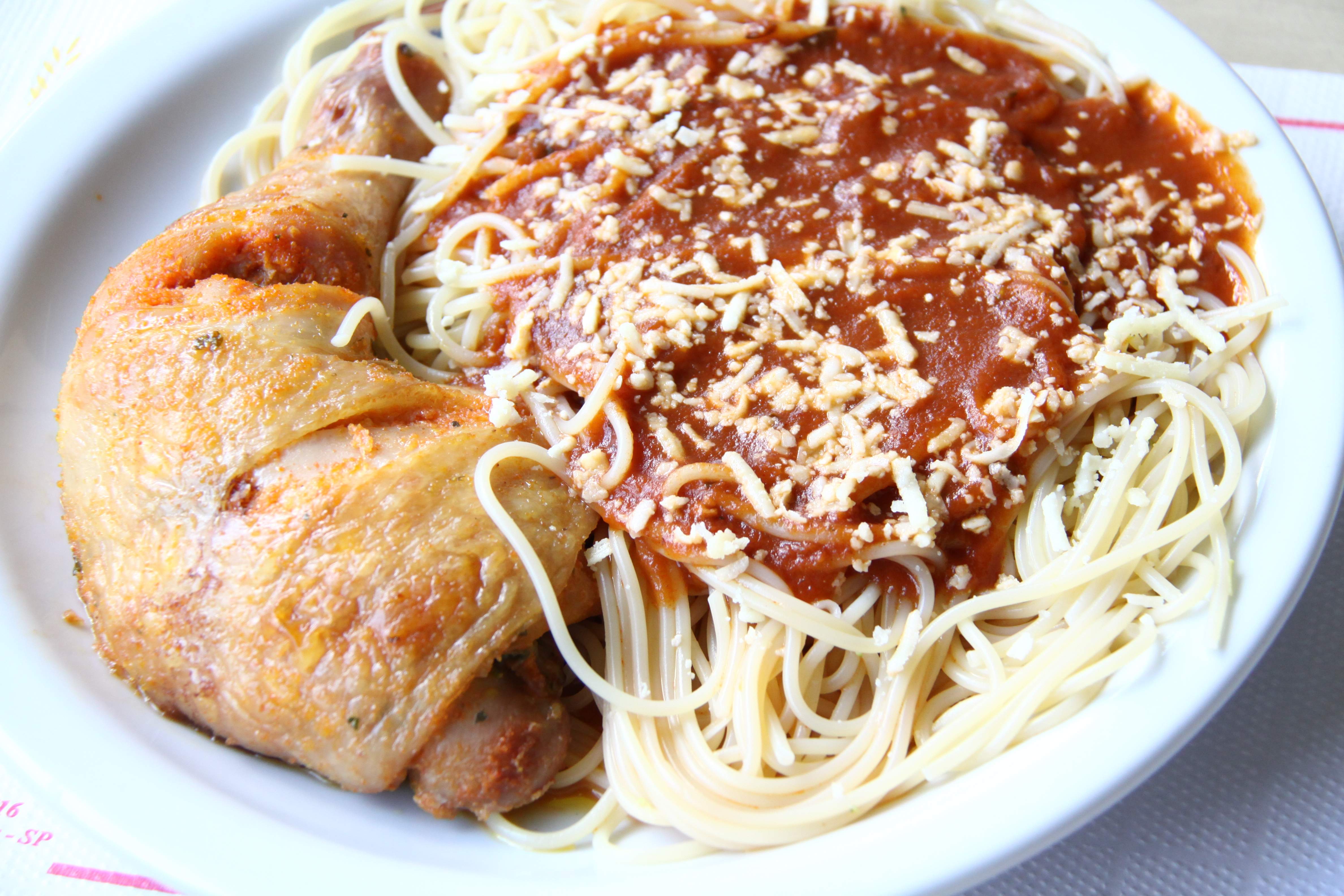 Um delicioso espaguete ao molho sugo com sobrecoxa assada.