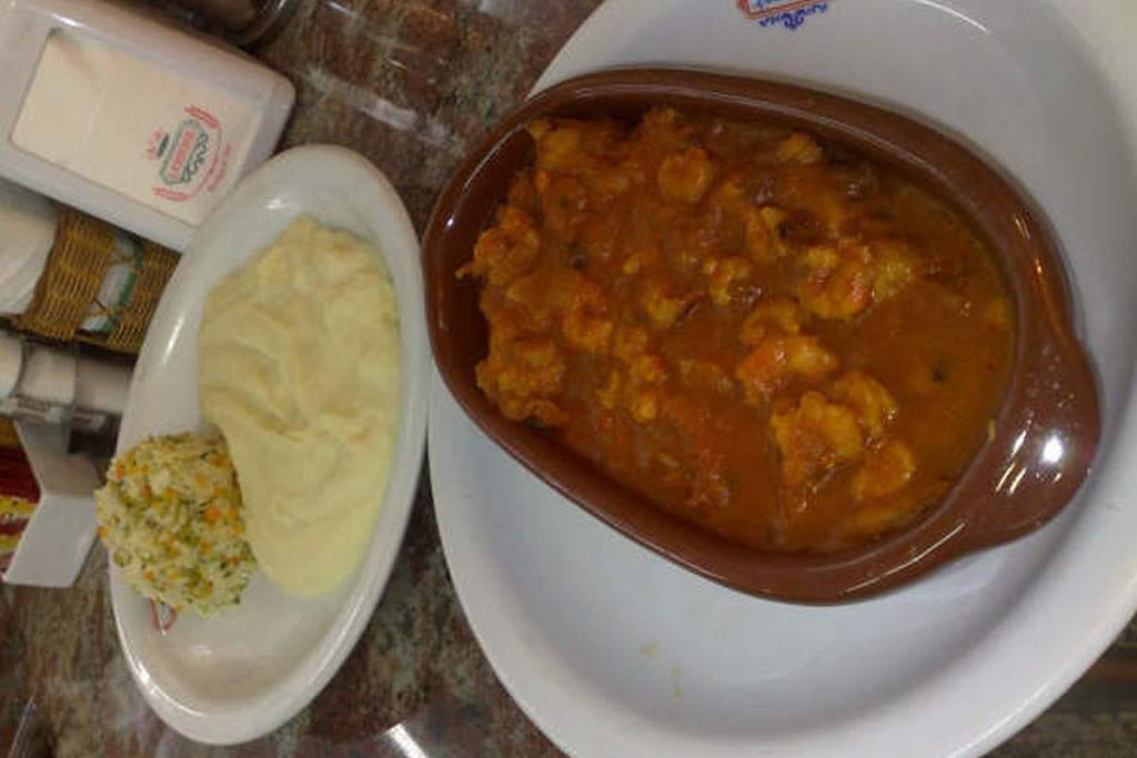 Filé de Peixe ao Molho de Camarão com arroz à grega e purê de batata para acompanhar.