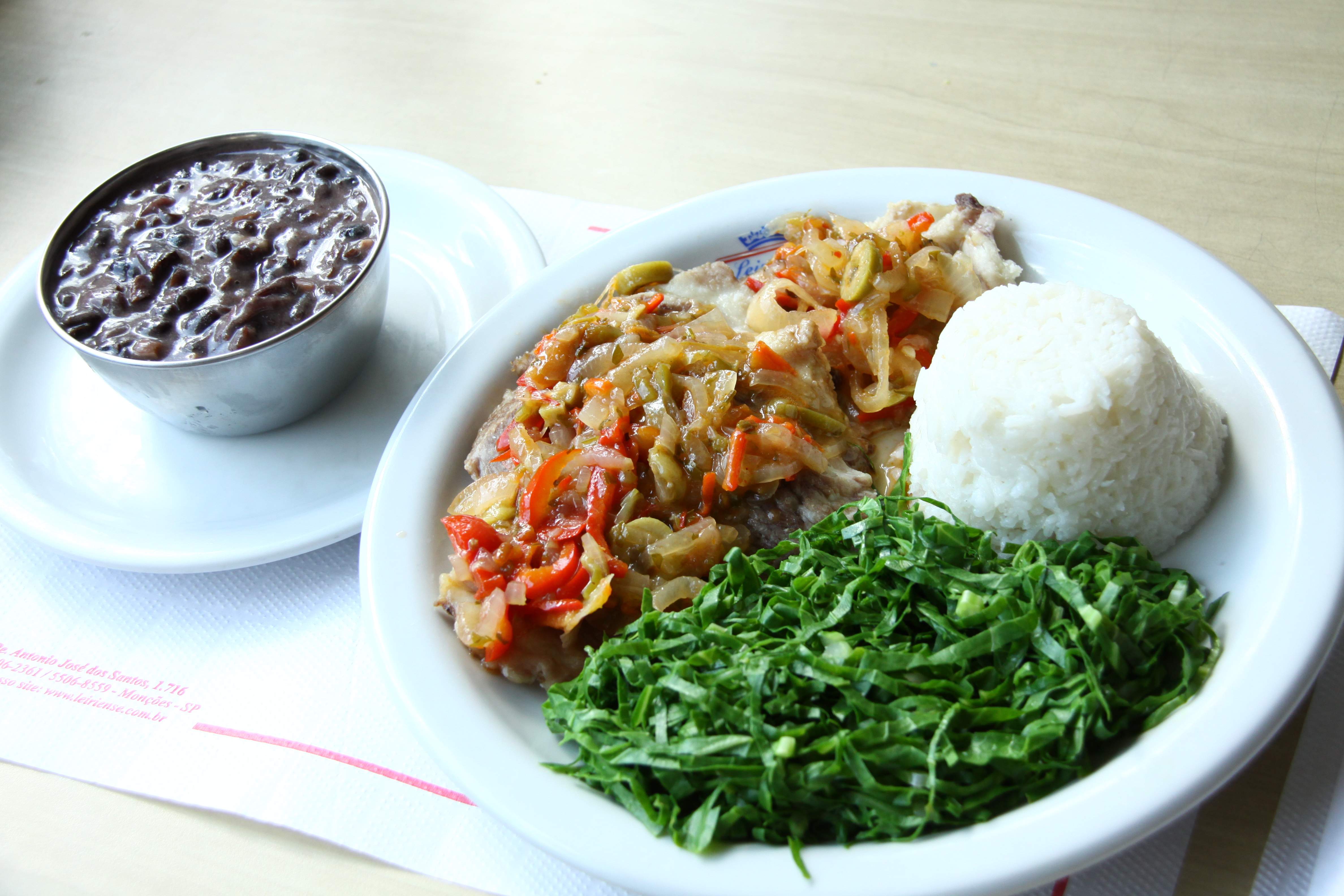 Pernil à Moda, Pernil Suíno, Arroz Branco, Couve Refogada, Feijão Preto.