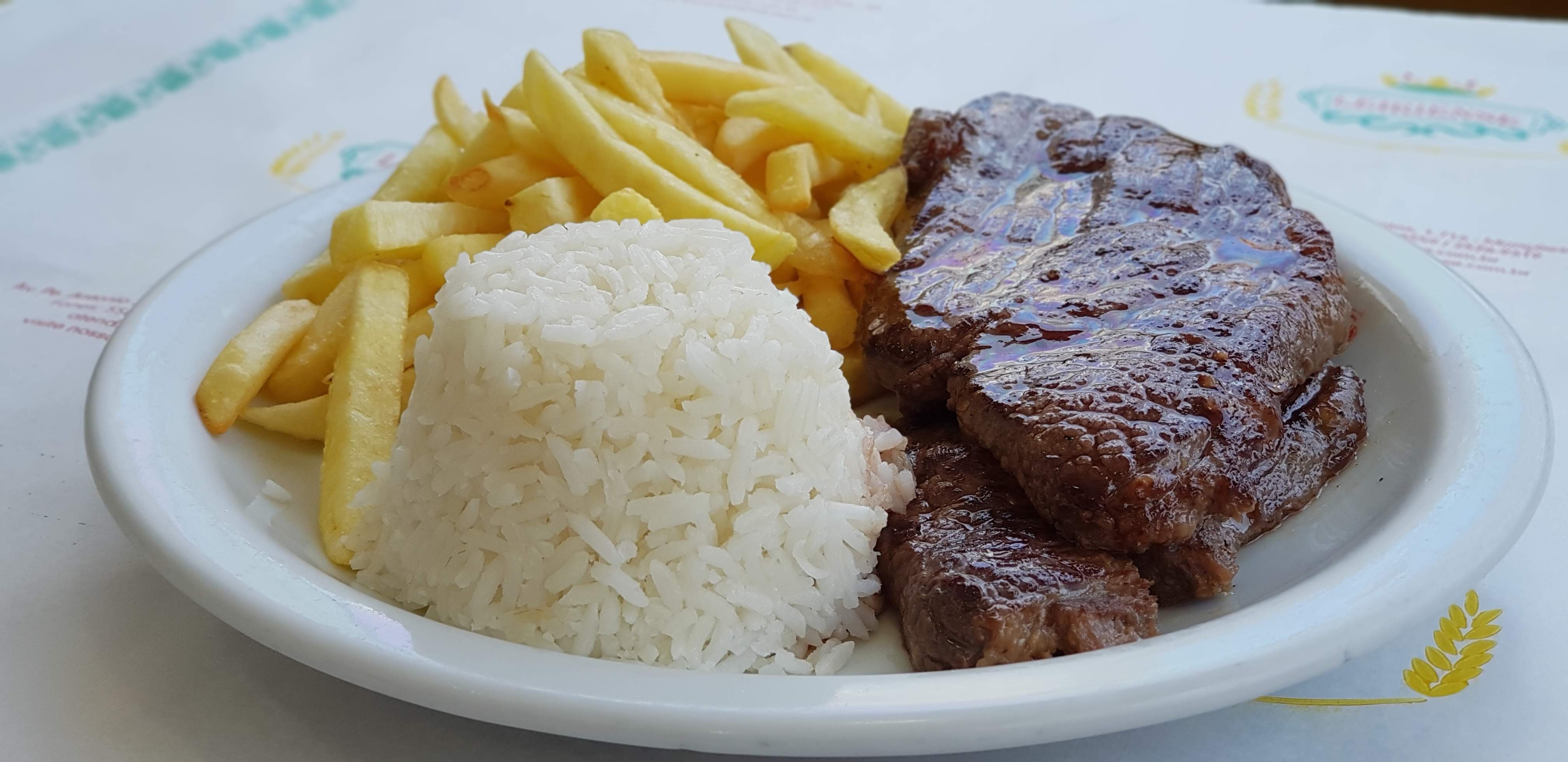 Uma carne nobre preparada deliciosamente, picanha leiriense acompanha, arroz branco, feijão, fritas e farofa.
