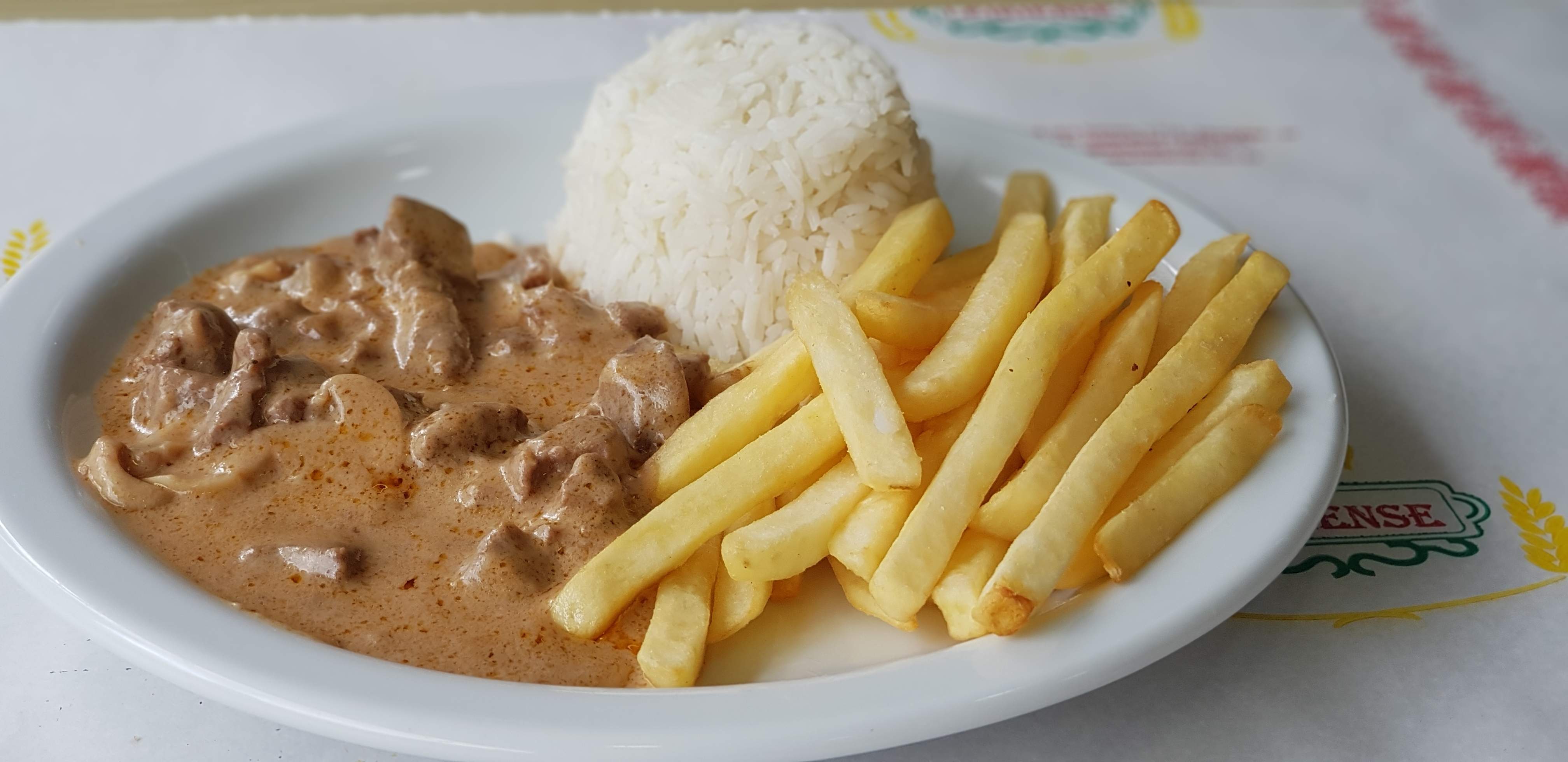 Um delicioso strogonoff de filé mignon acompanhado de arroz branco, batata palha ou fritas.